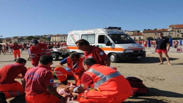 35enne con la figlia di 3 anni in auto sotto il sole: perde la vita abbracciato a lei