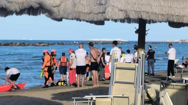 Faceva il bagno con la sorella e il fratello: 12enne muore in mare