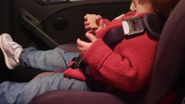 Bimbo di 3 anni muore di caldo in auto: "Se n’è andata a comprare le sigarette"