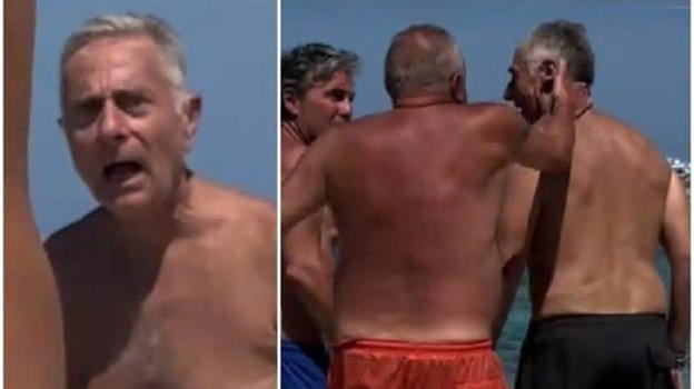 Arriva da dietro all’improvviso e sferra uno schiaffo a Paolo Bonolis