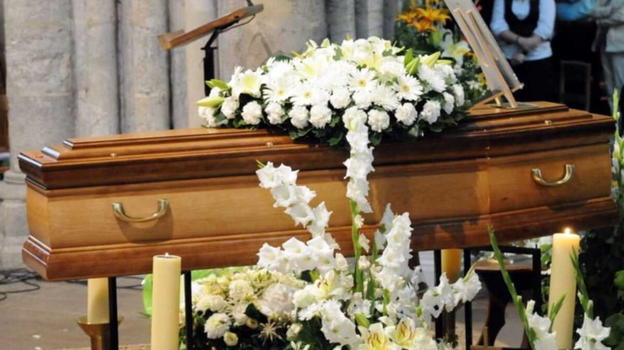 Lasciano soldi nella bara: "Nostra madre ci aveva detto..