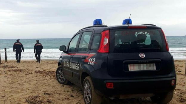 Passeggia sulla spiaggia e trova un corpo: si avvicina e scopre che è…