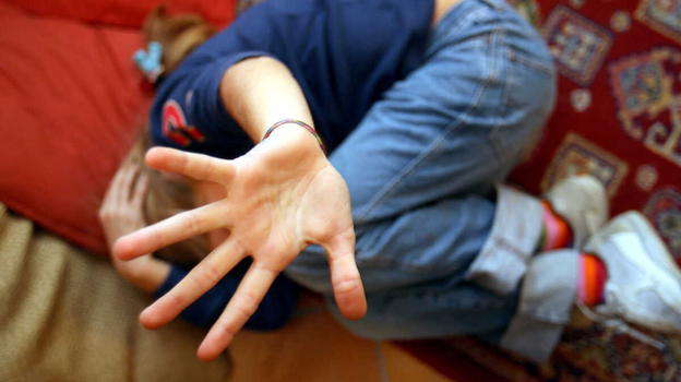 "Diciamo tutto a tuo padre". Ragazzino disabile costretto a prostituirsi e assumere stupefacenti