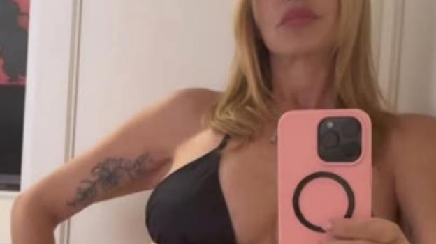 Stefania Orlando choc, tutti notano quel dettaglio nel costume..