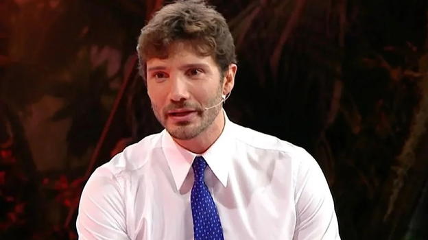Stefano De Martino conferma tutto davanti ai paparazzi