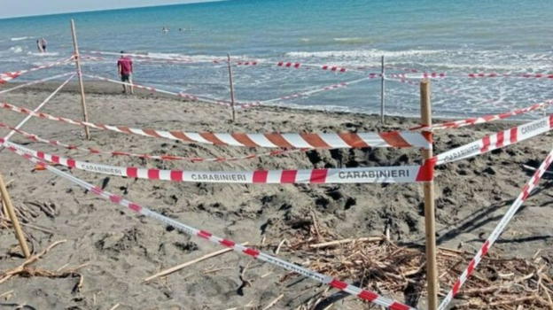 Dopo il dramma di Riccardo, un altro ragazzo finisce sotto una buca di sabbia