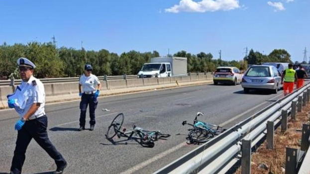 Strage sulla provinciale, gruppo di ciclisti colpiti e fatti fuori da un’auto di grossa cilindrata