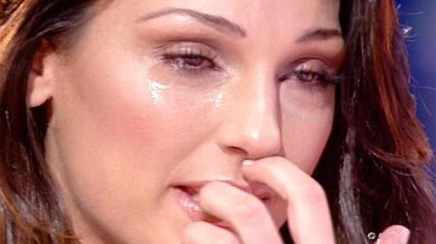 Anna Tatangelo incinta, costretta a interrompere il concerto: l’annuncio sul palco
