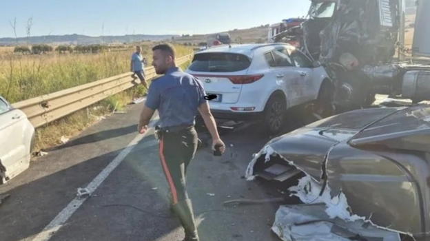 Sinistro stradale, diversi veicoli coinvolti: decine di decessi e persone in ospedale