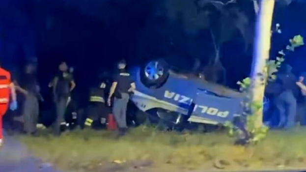Folle inseguimento, volante si schianta sul muro: due poliziotti sono..