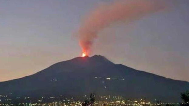Italia, è allerta massima per l’eruzione del vulcano: nuova bocca effusiva