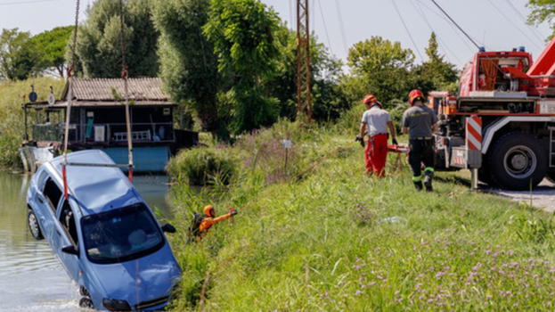 20 interminabili minuti sotto 5 metri d’acqua: dentro c’erano mamma, sorella e bimbo di 5 anni
