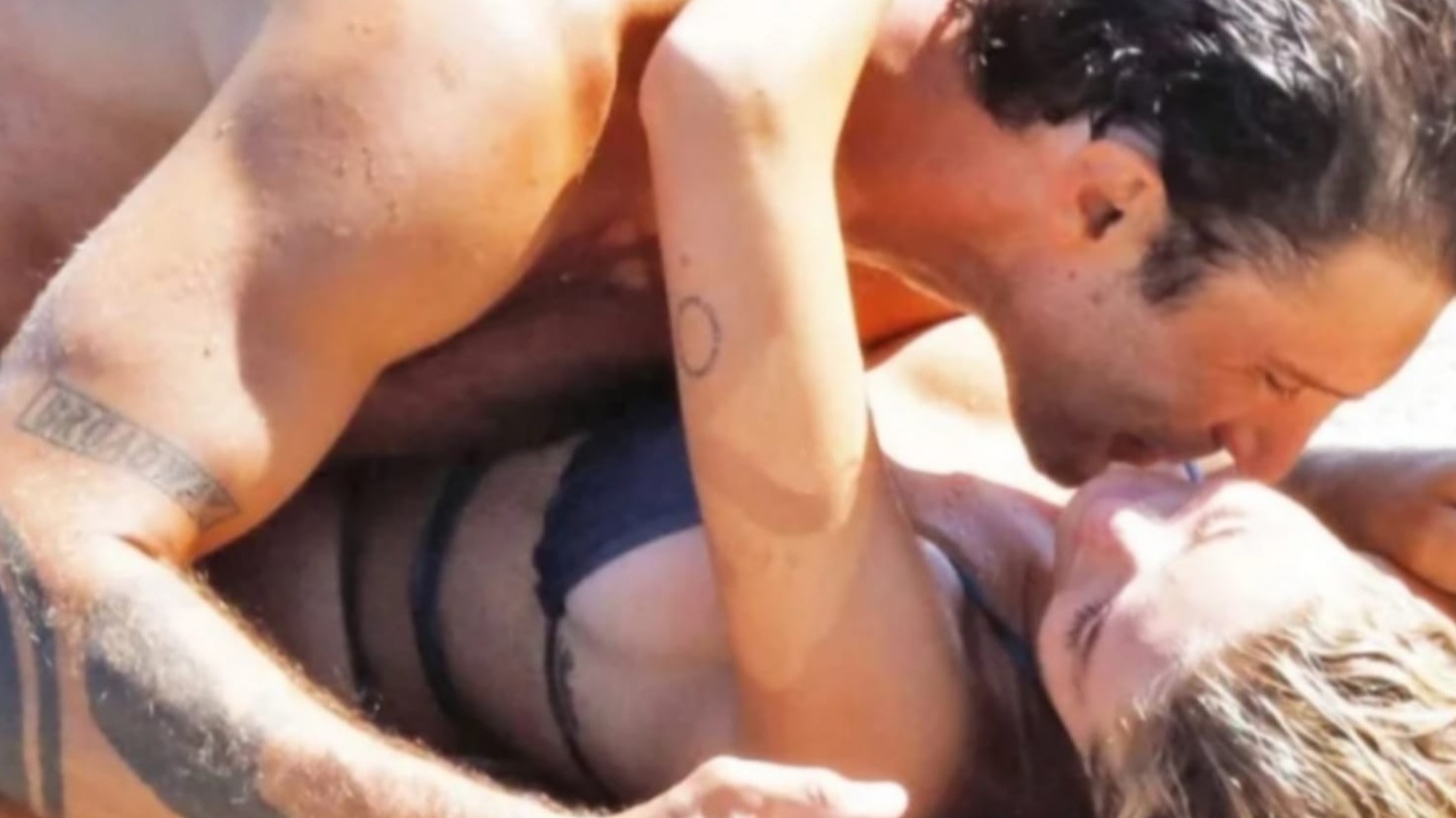 “Pronti a fare il grande passo”. Stefano De Martino e Caroline Tronelli innamorati, il gesto inaspettato