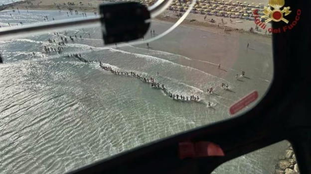 Bimbo deceduto in mare, ecco perchè i bagnanti hanno creato una catena umana
