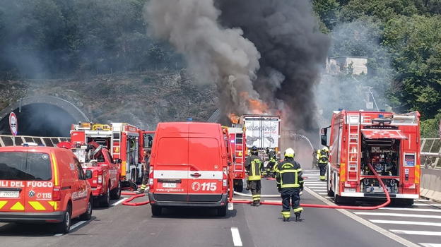 Grave incidente in autostrada, tamponamenti e divampa l’incendio: auto bloccate in coda per ore sotto il sole