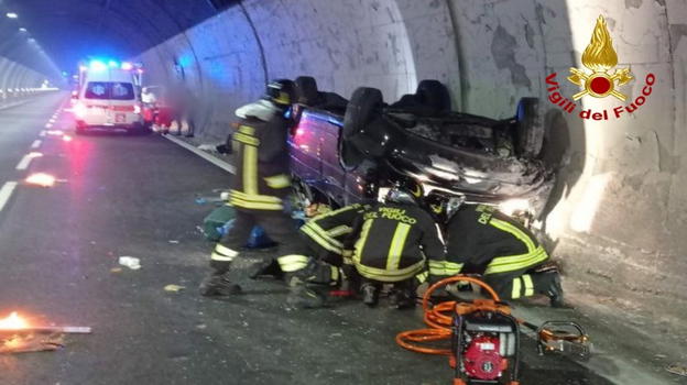 Ferragosto da incubo, auto si ribalta con 5 bambini a bordo: "Incastrati tra le lamiere"