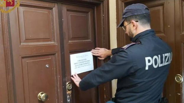 Scandalo in Chiesa, donna trovata a terra con il sacerdote che..