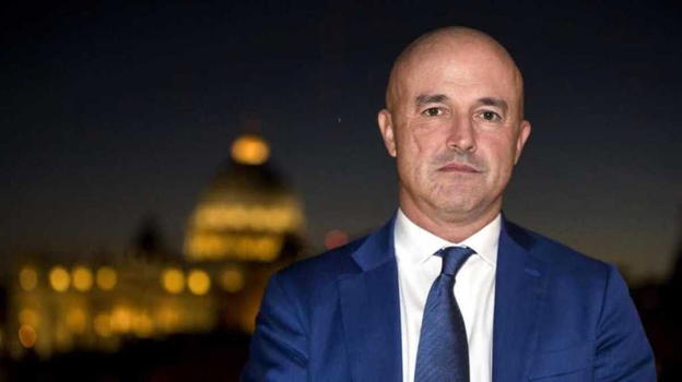 Gianluigi Nuzzi torna con “Dentro la notizia”: lanciata la sfida alla Rai