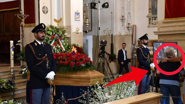 Choc sulla bara di Pippo Baudo: una signora si avvicina e…
