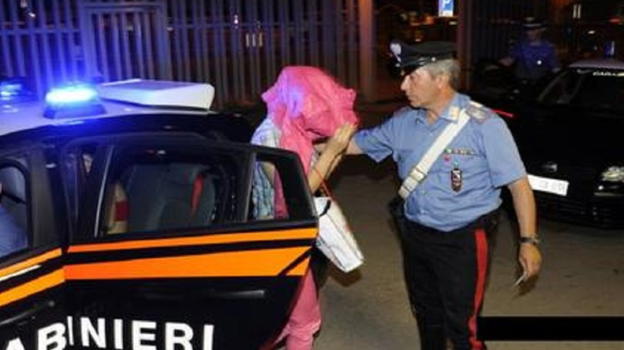 Marito rientra a casa e trova la moglie insieme al figlio