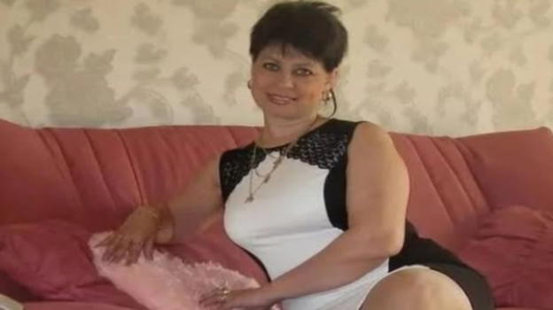 Chiama il figlio, poi fa una cosa assurda: si spoglia e…
