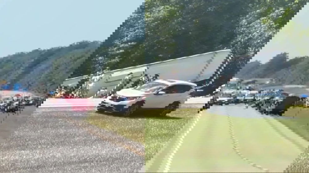 Bus di turisti si scontra durante la gita: ci sono decessi