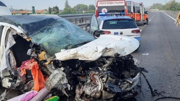 Dramma in autostrada, auto carica di persone finisce sotto un tir: persone in coda per ore sotto il sole
