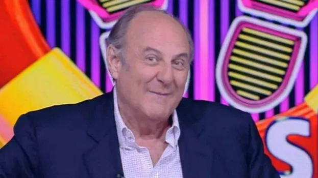Gerry Scotti esce allo scoperto e svela la sua nuova compagna (in topless)