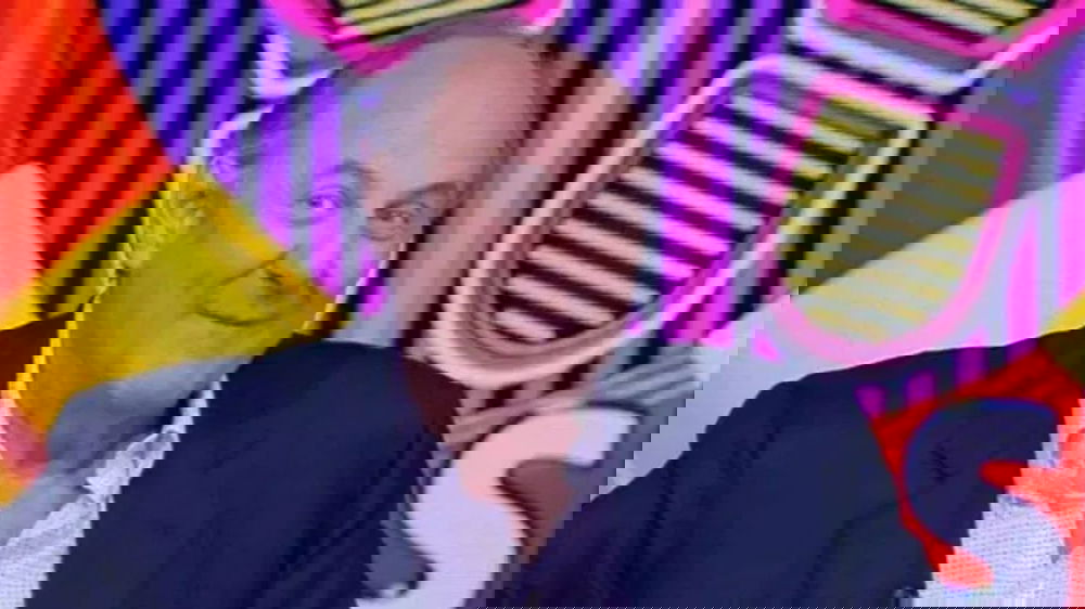 Gerry Scotti esce allo scoperto e svela la sua nuova compagna (in topless)