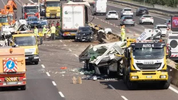 Italia, inferno in autostrada: persone tra le lamiere