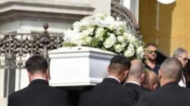 "Mamma guarda sulla finestra". Perdono la vita mamma e figlia di 3 anni