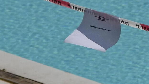 Il bimbo di 3 anni caduto in piscina non ce l’ha fatta