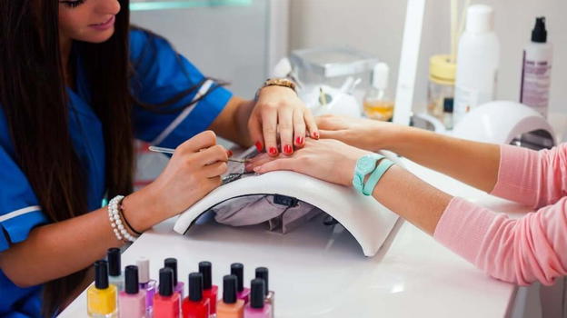 Scatta il divieto: addio manicure gel e semipermanente
