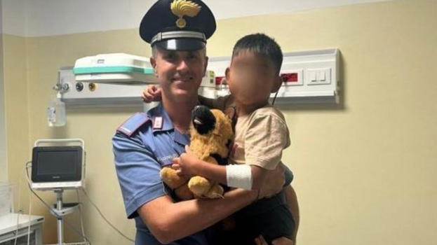 Bimbo di 6 anni scappa di casa, prende un bus e un treno e poi viene investito da un’auto