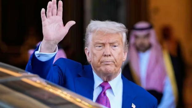 "Trump è deceduto". Live della Casa Bianca spento e bandiere a mezz’asta: cosa succede