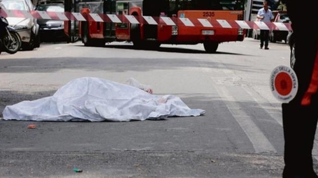 Si lancia dal balcone e cade su una passante: lui si salva, lei muore