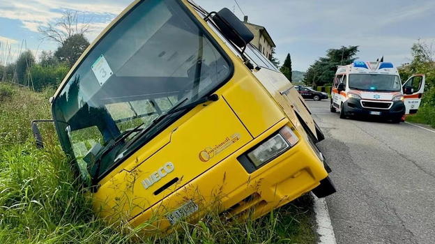 Italia, lo scuolabus si è ribaltato poco fa, coinvolti 23 bambini