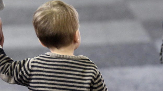 Bimbo di 9 anni trovato da solo in un bar: la polizia cerca i genitori e scopre una verità agghiacciante