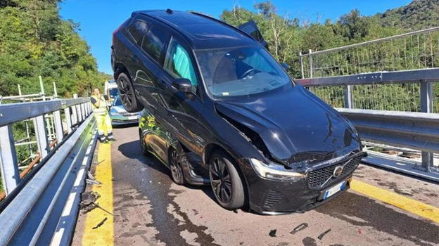 Grave incidente, tra le 9 persone coinvolte anche il cantante Michele