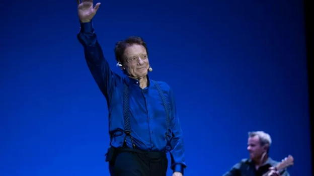 “Massimo Ranieri ci ha lasciato” Web intero in lacrime, poi l’annuncio della figlia: “Panzana”