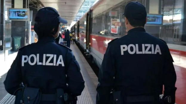 Importuna le ragazzine per strada e le filma: è caccia all’uomo