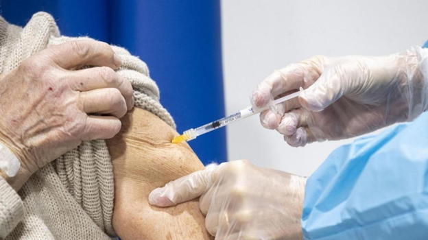 Vaccini Covid e influenza, la circolare del Ministero: "Ecco chi deve farlo"