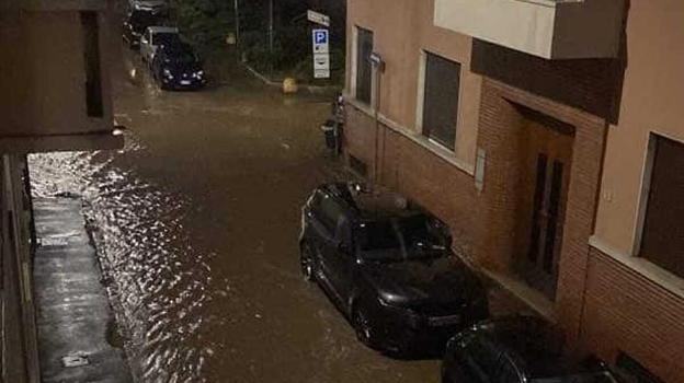 Tremendo nubifragio in Italia, la città è stata completamente sommersa, frane e strade chiuse