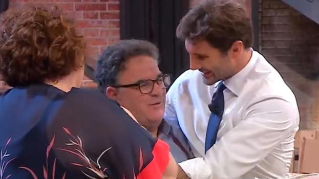 Pasqualone in lacrime per la sua storia: il regalo di De Martino a fine puntata