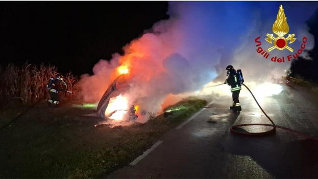 Dramma nella notte: tra le lamiere i corpi di 5 giovani