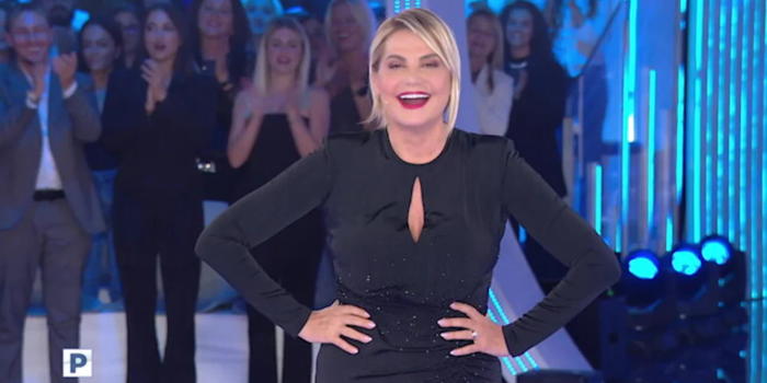 Grande Fratello, Simona Ventura entra in abito nero, poi l’omaggio che commuove tutti
