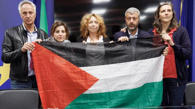 Flotilla, rientrano a casa gli altri italiani: ecco chi ha pagato il volo