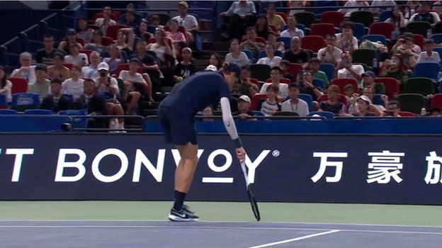 Sinner si ritira, non può camminare e usa la racchetta come bastone: ecco come sta