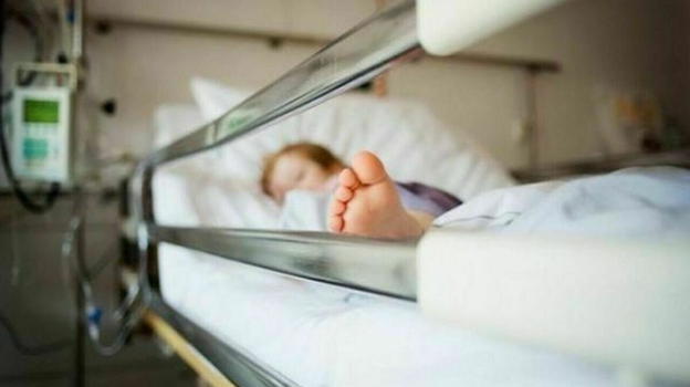 Il dramma della bimba di 8 anni colpita dalla pentola di acqua bollente addosso