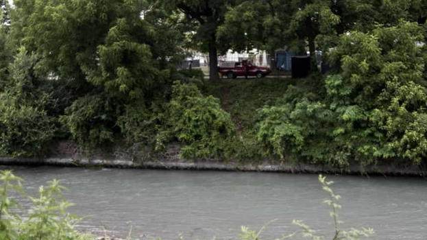 Bimbo di 3 anni in condizioni disperate dopo caduta col passeggino nel fiume